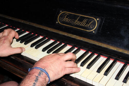 Restaurati due pianoforti verticali inutilizzati a Zibello, fra i fabbricanti la famosa ditta cremonese Anelli