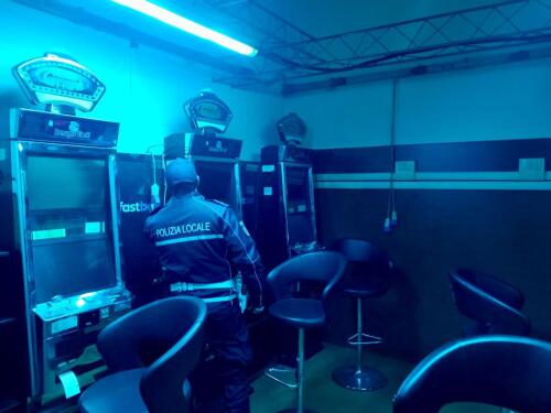 Sanzionate quattro attività dalla polizia locale, due per alcool venduto a minori e due per vendita di merce scaduta, sanzioni anche ai locali di slot machine