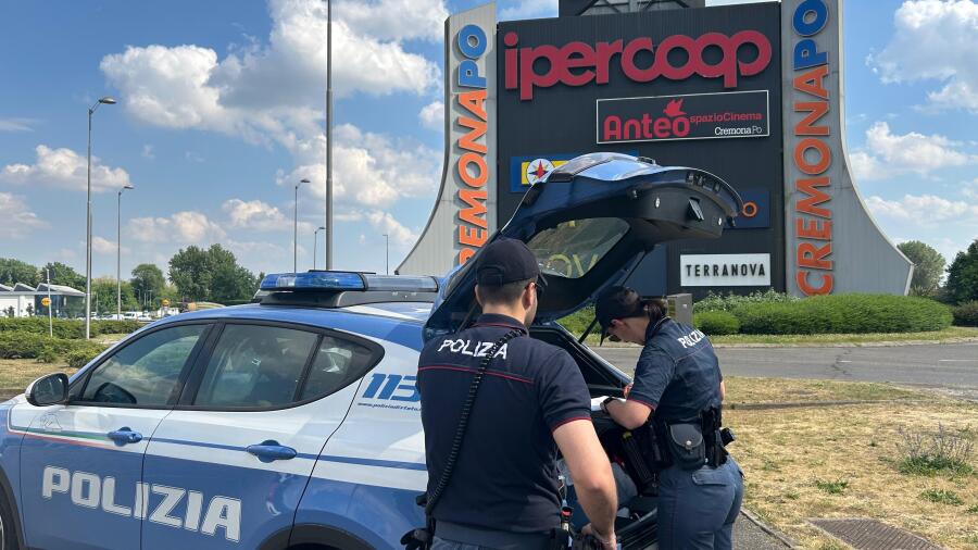 La polizia di stato denuncia una italiana e uno straniero per due distinti tentativi di furto presso il centro commerciale CremonaPo