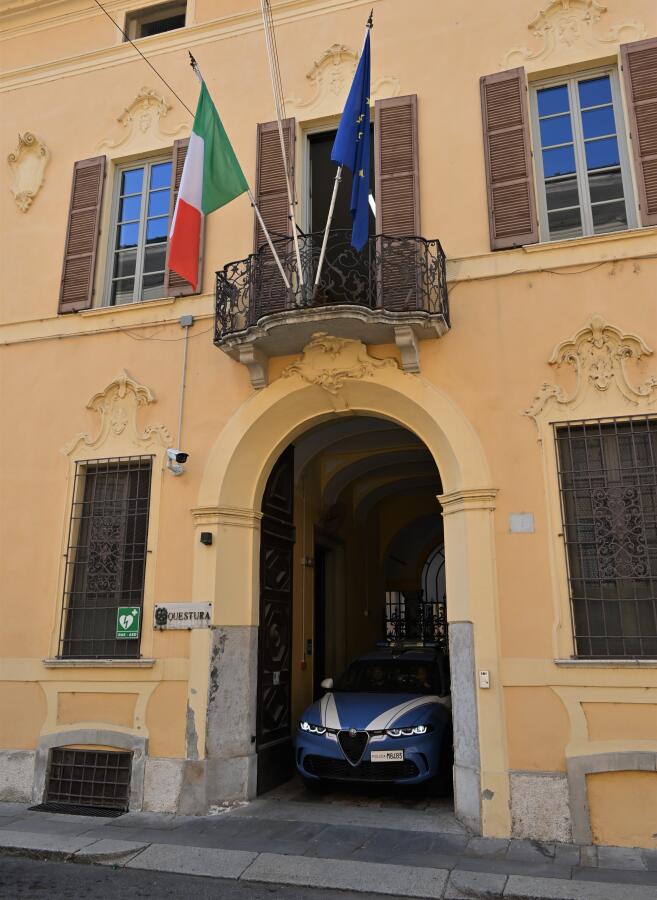 Arrestata per aver aggredito il coinquilino e poi i poliziotti