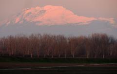 Lo spettacolo delle alpi innevate al tramonto viste dalle terre del Po