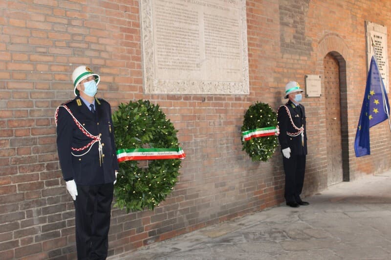La commemorazione ufficiale del 4 novembre: deposte corone di alloro sotto la stele del bollettino della Vittoria