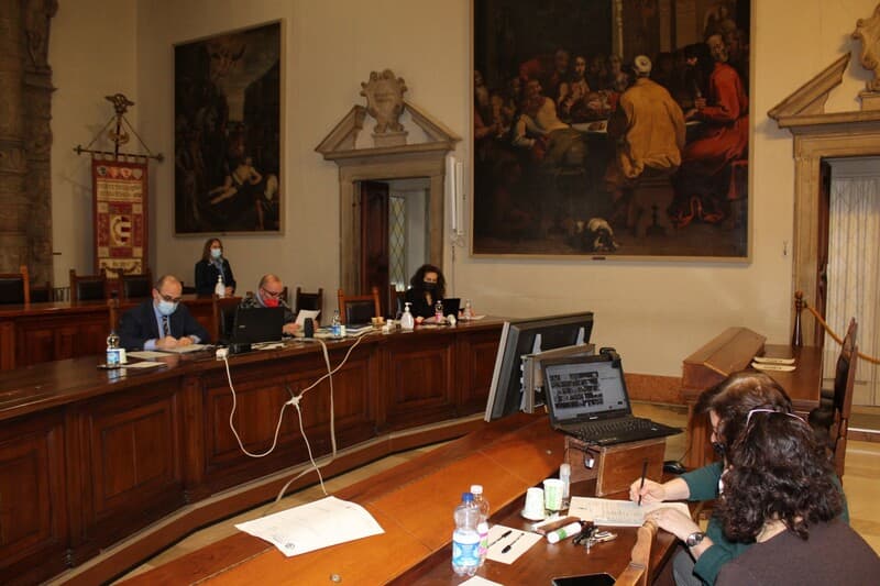 Il consiglio comunale si divide sulla questione degli spazi pubblici e della dichiarazione di antifascismo