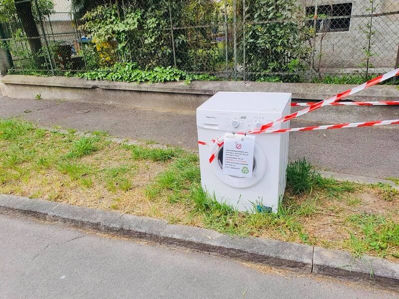 Lavatrice abbandonata a Borgo Loreto: il Comune dice basta