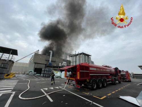 Incendio alla Magic Pack: 48 ore di preoccupazione, fuoco e grande lavoro dei vigili del fuoco