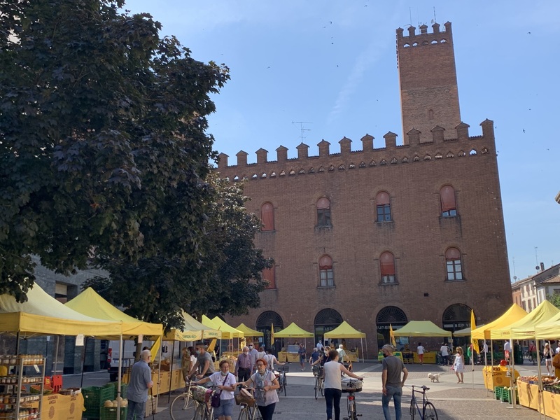 Domenica mercatino di Campagna Amica tutto il giorno in piazza Stradivari con un ospite gradito: Aisla