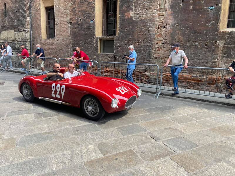 La Mille Miglia passa da Cremona fra l'entusiasmo della gente: 10 curiosità sulla corsa
