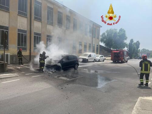 Auto a fuoco martedì in via Diritta, pronto intervento dei vigili del fuoco