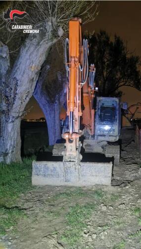 Tenta di rubare il gasolio dagli escavatori dei cantieri: preso