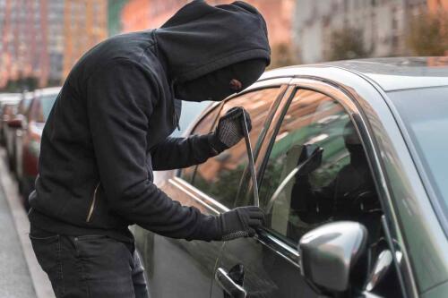 CARABINIERI Tre fratelli ai domiciliari e con obbligo di dimora con l'accusa di furti su auto e indebito utilizzo di carte di credito