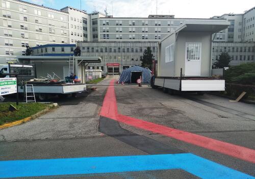L'ospedale si organizza: moduli edilizi sostituiranno la tenda per il triage
