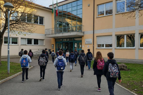 Scuola: da lunedì torna la didattica in presenza per medie e superiori