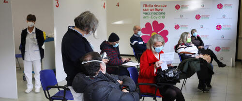 Primo giorno di campagna vaccini over 80: polemiche per le lunghe attese, a fine giornata oltre 164000 prenotati