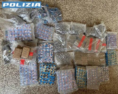 La polizia di Milano arresta nel cremonese due pregiudicati e irregolari sul territorio nazionale con 240 kg di hashish