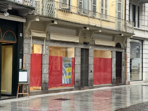Nuova attività in arrivo in corso Campi: venderà borse, vestiti, accessori di moda 