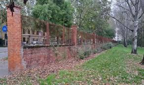 953 firme per chiedere di non abbattere il muretto dell'ex area Frazzi: l'assessore Carletti replica "sta bene ma non era necessario alzare barricate"