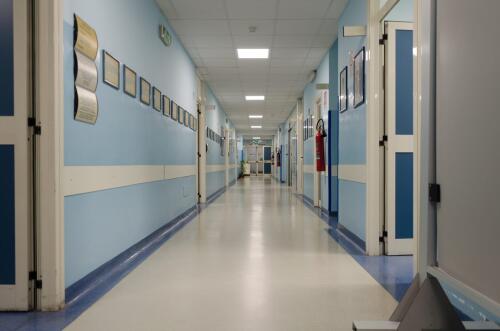 Atti di violenza negli ospedali: Crema rimedia attivando un posto di polizia e un servizio di vigilanza privata (coprendo tutti gli orari di accesso)