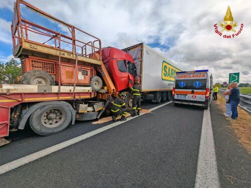 Incidente in A21, intervento dei vigili del fuoco di Cremona, due feriti