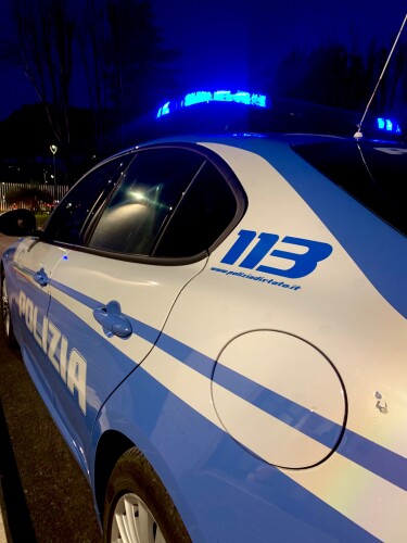 La polizia stradale di Cremona denuncia una persona per ricettazione, possesso ingiustificato di chiavi alterate e porto di oggetti atti ad offendere