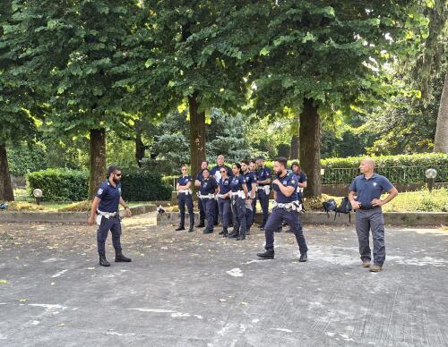 Polizia locale, formazione per imparare a usare i nuovi strumenti (spray capsicum e bastone estensibile) e diventare più efficaci
