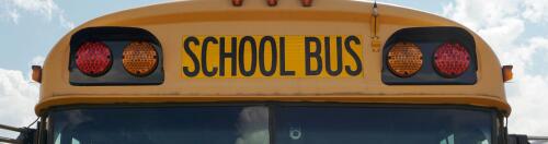 Gita scolastica di una primaria, l'autobus non ha l'assicurazione: sanzione della polizia e cambio del mezzo per la gita