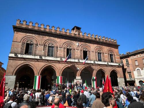Folla in piazza per festeggiare il 25 aprile all'insegna dei valori dell'antifascismo, alla presenza delle autorità