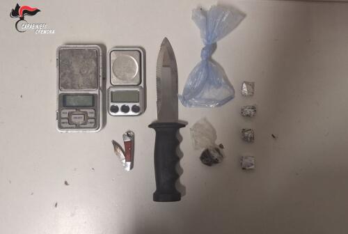 I carabinieri denunciano un 20enne cremonese: in centro storico spaccio di stupefacenti e banconote false