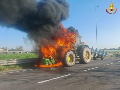 Mezzo agricolo prende fuoco in via Tavernazze: i vigili del fuoco spengono tutto, nessun ferito