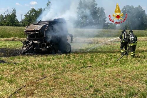 Rotopressa in fiamme nei pressi di Sergnano, i vigili del fuoco risolvono il problema