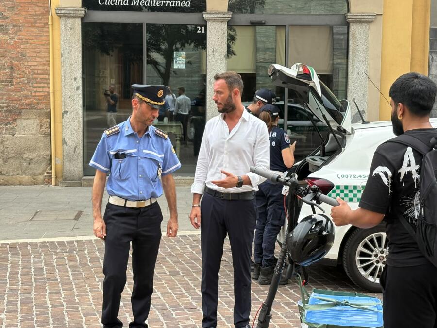 Da oggi assicurazione obbligatoria: nuovi controlli della Polizia Locale sui monopattini elettrici
