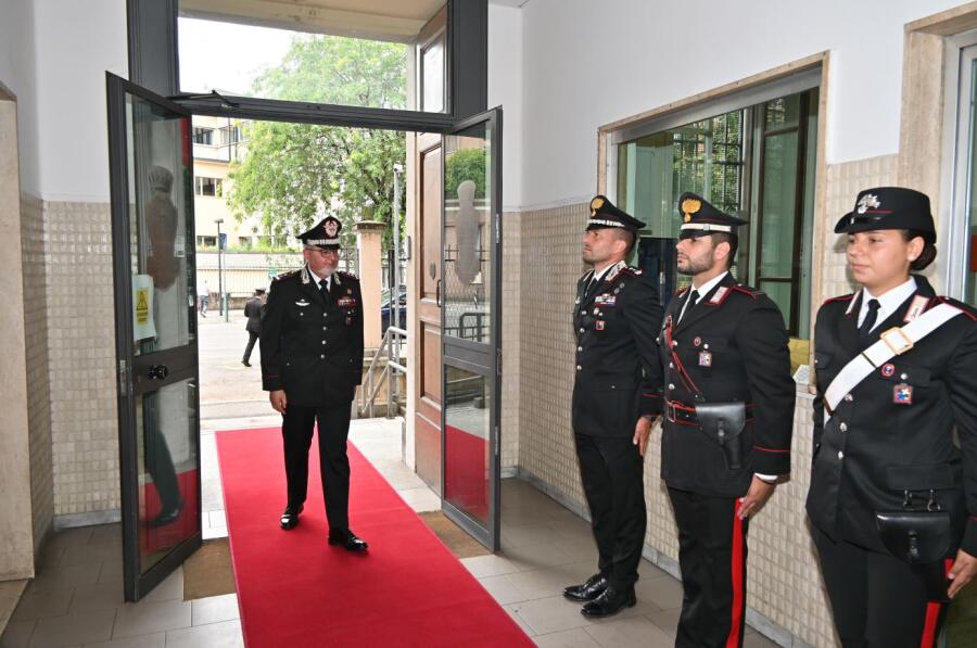 Visita al comando provinciale carabinieri di Cremona del generale di divisione Giuseppe De Riggi, comandante della legione "Lombardia"