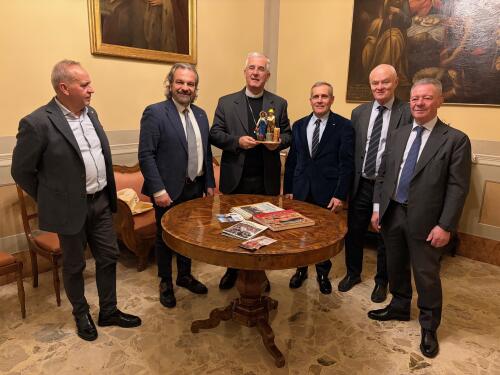 In dono al vescovo Napolioni la statuina del presepe 2025 di Coldiretti
