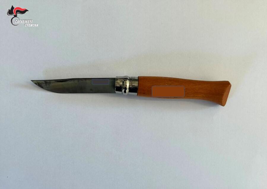 I carabinieri disarmano un uomo ubriaco e armato con un coltello in piazza a Gabbioneta