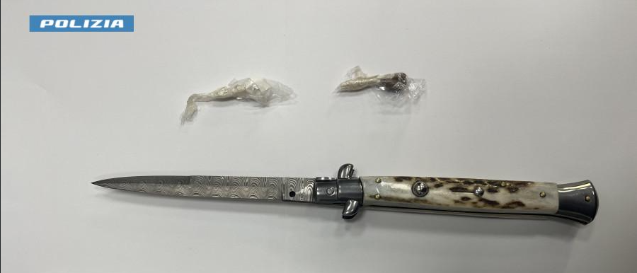 Polizia di stato: denunciato 45enne italiano per porto abusivo d'arma, possesso di stupefacenti e violazioni delle norme sui monopattini