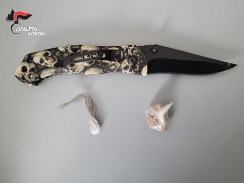 Camisano, in giro in auto con coltello e droga: denunciato