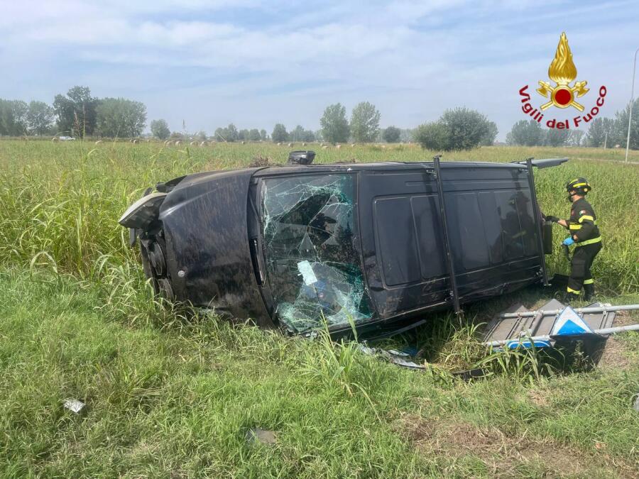 Incidente stradale sulla strada provinciale, auto ribaltata