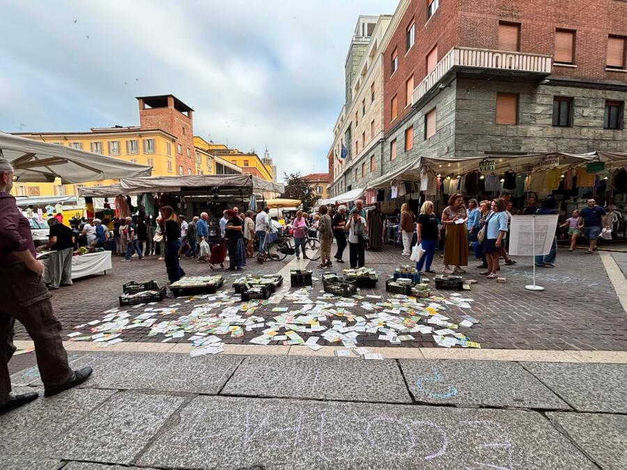 Flashmob al mercato: il gioco d'azzardo patologico in scena grazie al teatro sociale