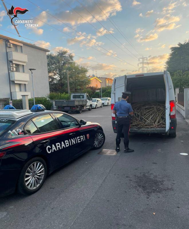 Crema, i carabinieri intercettano un furgone rubato, breve inseguimento e mezzo recuperato, si cerca il conducente