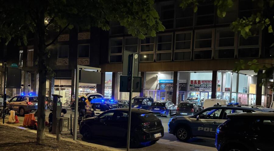 Giovedì d'estate, controlli della polizia e allontanamento di tre soggetti da piazza Roma per consumo non consentito di sostanze alcoliche