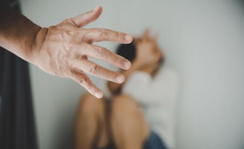Maltrattamenti in famiglia: a Camisano allontanamento dalla casa di famiglia con applicazione del braccialetto elettronico, a Cremona arresto
