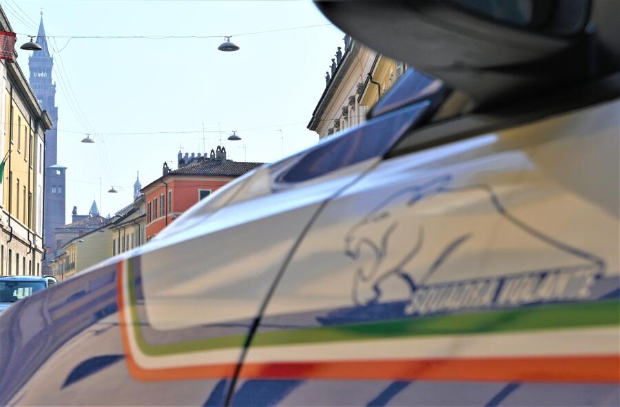 La polizia individua un cittadino marocchino con precedenti in possesso di hashish, allontanato dall'area della stazione, si valuta la sua posizione sul territorio nazionale