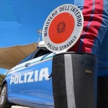 Contrasto alle stragi del sabato sera: la stradale arresta un ricercato e ritira due patenti