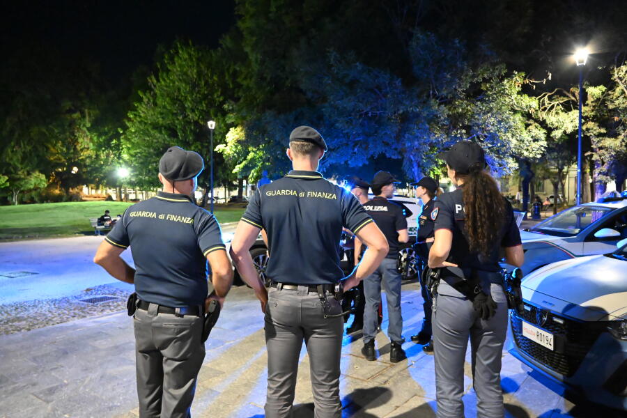 Attività di contrasto alla criminalità della polizia, sabato sera allontanato da piazza Roma cittadino somalo con precedenti