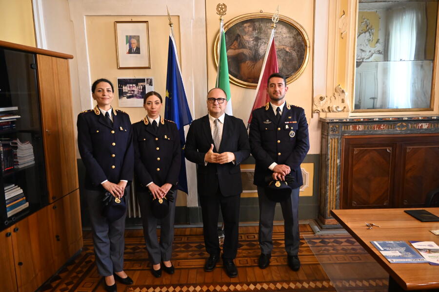 Il questore Carlo Ambra riceve i tre nuovi funzionari di polizia assegnati alla questura di Cremona