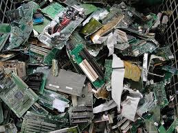 Sabato 29 agosto l'Ecocar fa tappa in largo degli Sportivi per la raccolta di rifiuti elettronici e plastica dura