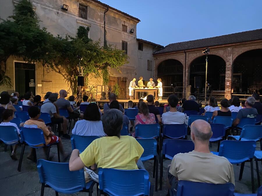 "Burattini, pupazzi e attori fra terra e cielo - il teatro che canta nella notte": alla cascina Cambonino la storia di Sandokan attorno a un tavolo da cucina