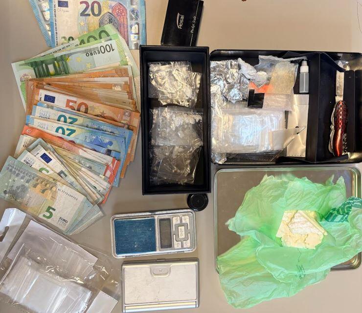 Cremona: nervoso durante un controllo stradale, i carabinieri trovano cocaina e a casa sua un market della droga