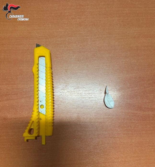 Soresina, crea problemi in un locale pubblico e ha taglierino e cocaina, denunciato