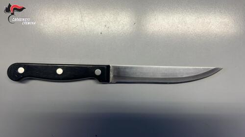 Spino d'Adda, uomo di 37 anni denunciato per aver impugnato coltello in maniera minacciosa