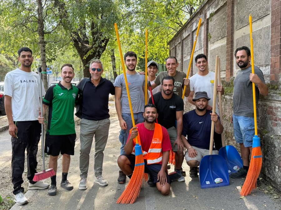 I volontari al lavoro: singoli e associazioni in campo per ripulire la città